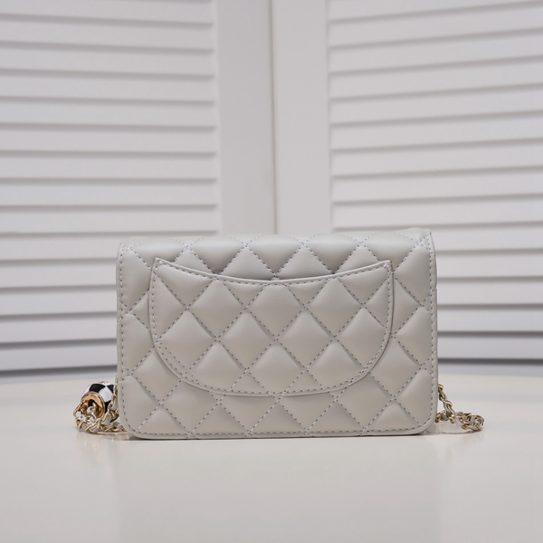 シャネルバッグ背面デザイン